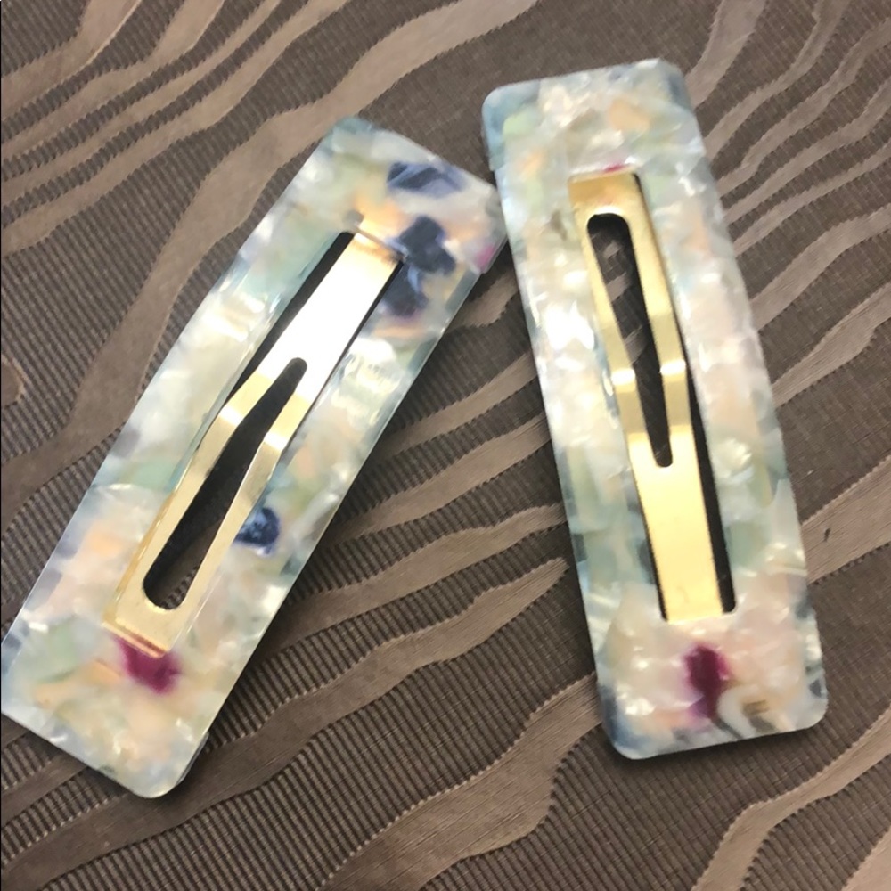 Set of two medium sized hair clip accessories.